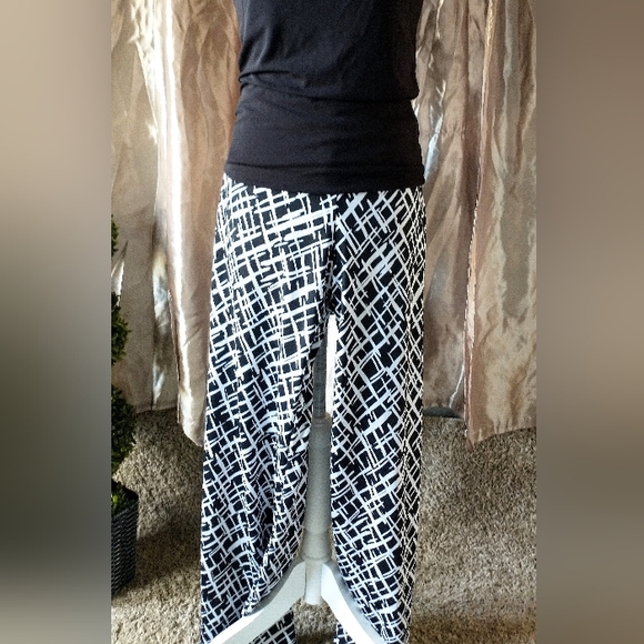 Black & White Full Leg Lightweight Pants - Pull On/ Turn Down Waist - Picture 6 of 9